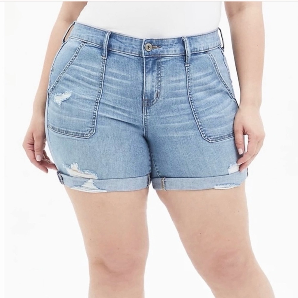 Torrid 18 NWT Mid Women’s Denim Jeans Shorts Distressed Light Wash Stretch